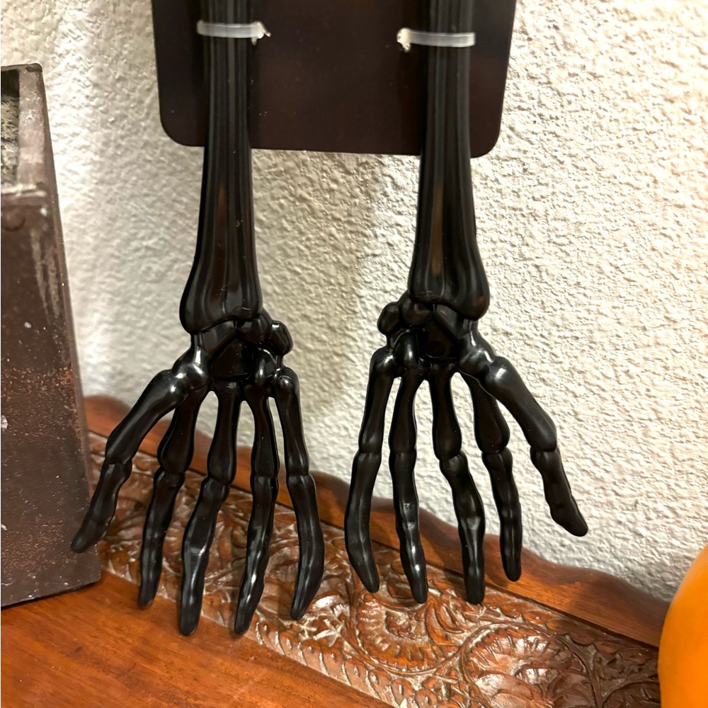 ☠️ HALLOWEEN DECOR BLACK SKELETON HANDS SALAD SPOONS SET SPOOKY TIKTOK VIRAL - Picture 3 of 5